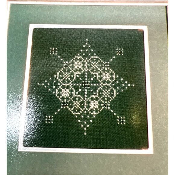 Simply Old-Fashioned Cross Stitch Pattern Star Design - Picture 1 of 3